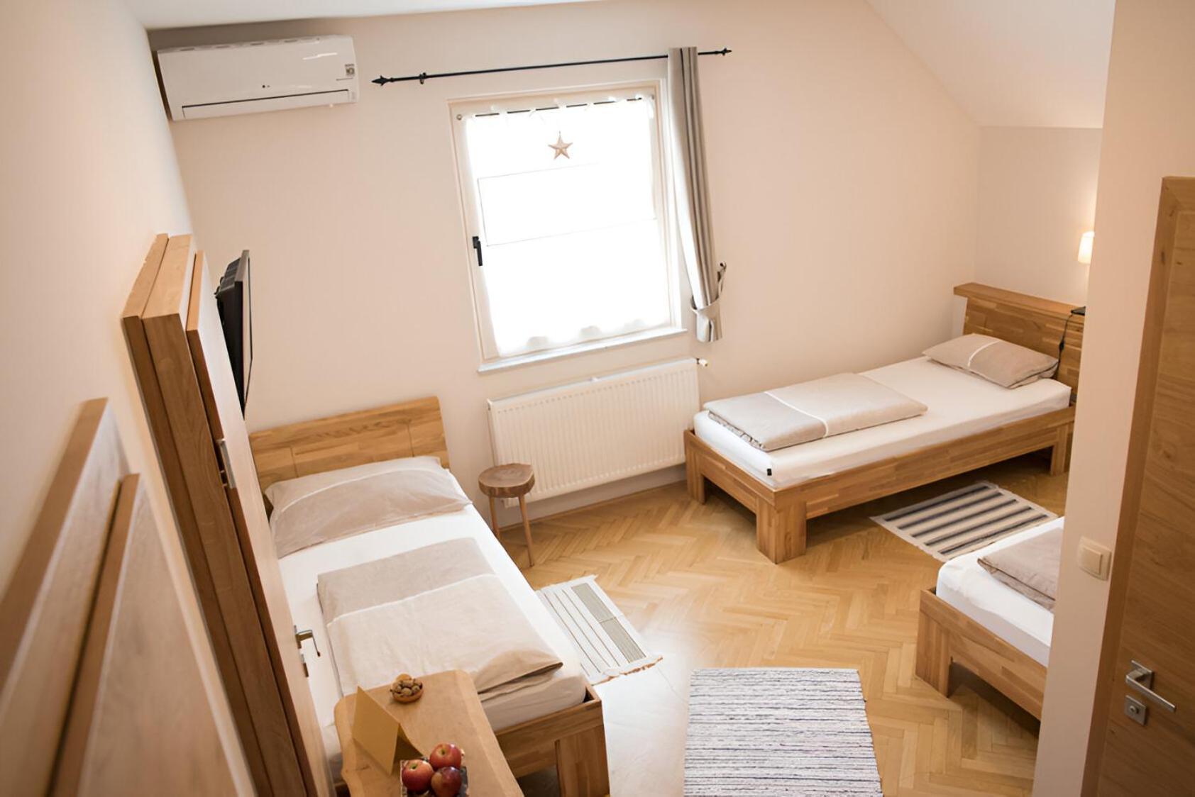 Bed & Breakfast Dvorec Petrovče Exteriör bild