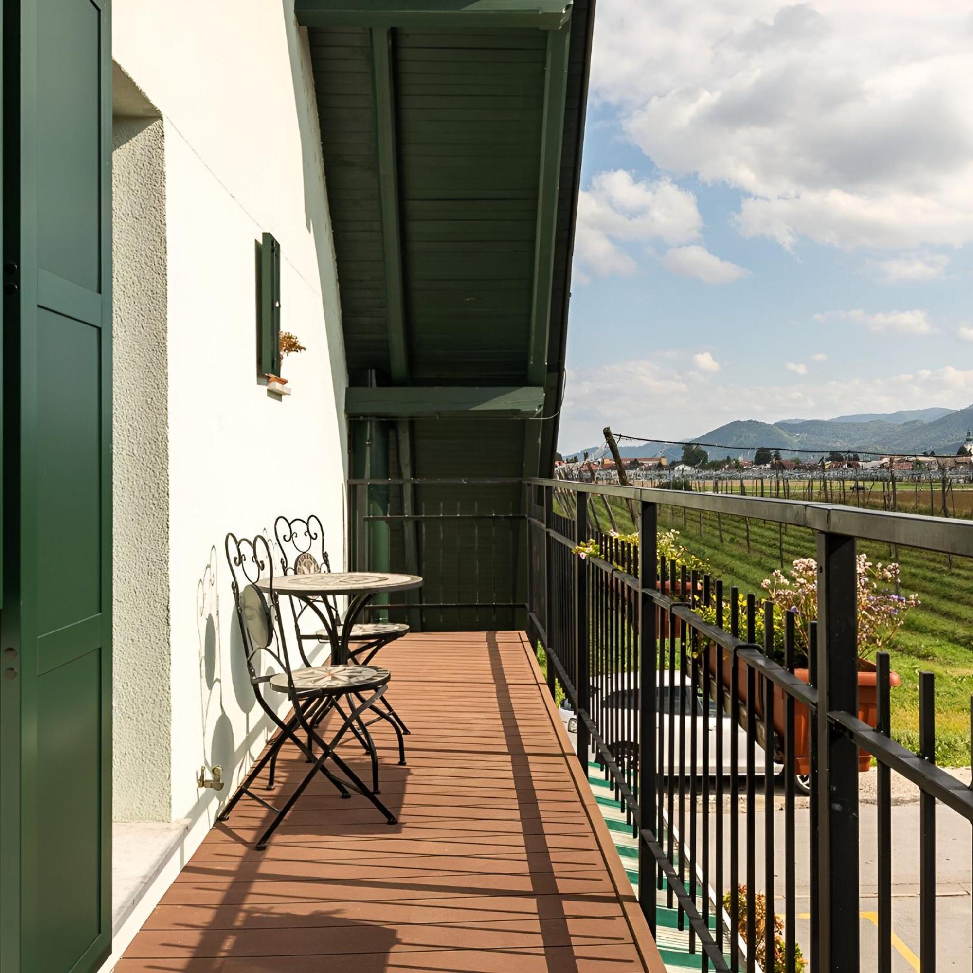 Bed & Breakfast Dvorec Petrovče Exteriör bild